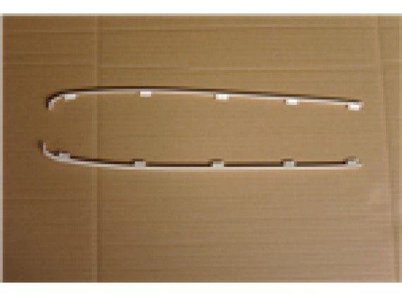 Prední spodní krycí lišta pravá bílá/pod maskou/